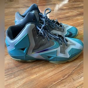 Lebron XI Gamma Blue size 13. I wearable condition but needs some love. 50$
